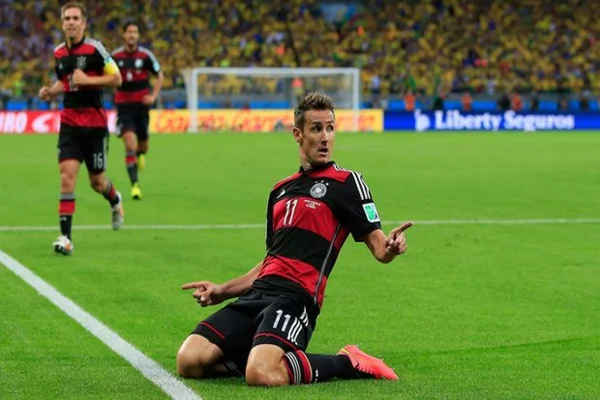 Hình 1: Klose đã ghi được một cú hattrick góp phần nâng tỉ số lên 8-0